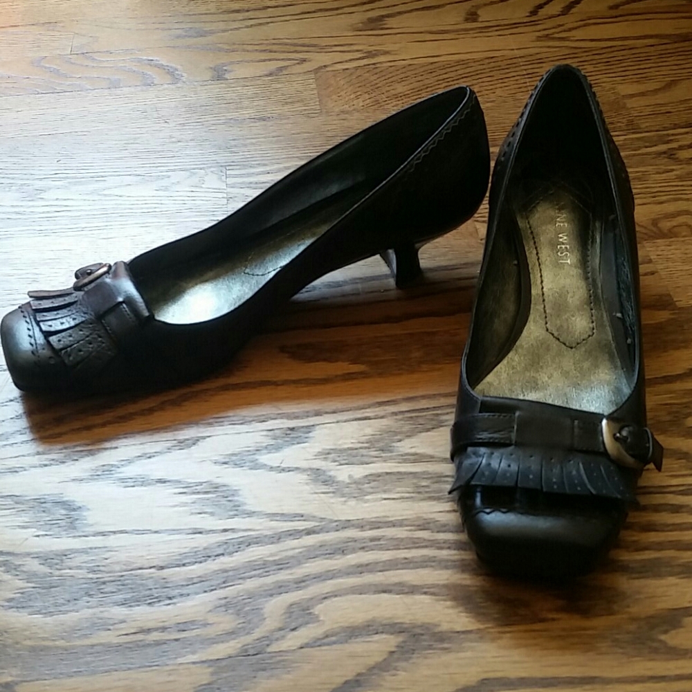 Nine West 7.5 leather Oxford with kitten heel!